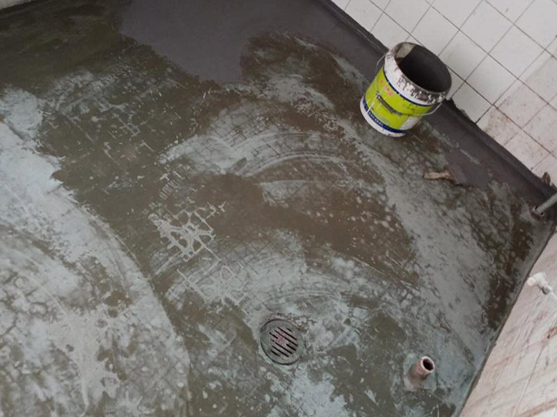 衛(wèi)生間防水貼磚：在地面用水泥砂漿找平一次，等它干透后再做防水。一般的防水施工要做2到3遍，而且防水的順序也是有講究的，比如，要先做完墻面防水再貼墻磚，其次才可以做地面防水，再貼地磚。因?yàn)榈孛娼?jīng)常會(huì)踩來踩去，地面防水如果先做了會(huì)很容易踩壞。一般情況下，在2到3遍的防水層全部做好后，會(huì)有5到7天的固化期，所以自然的，貼瓷磚肯定是要等到這之后才能做。