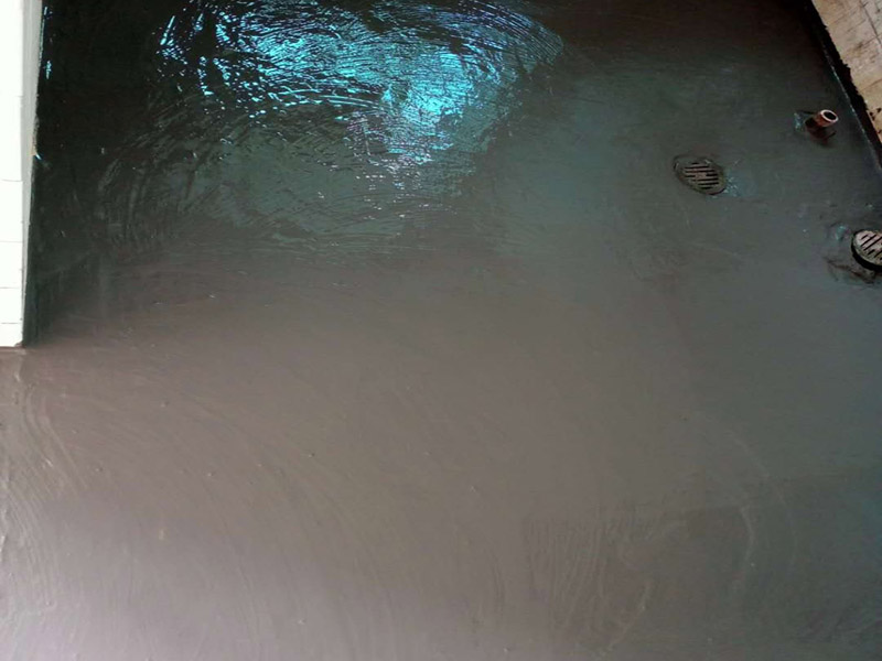 衛(wèi)生間防水貼磚：在地面用水泥砂漿找平一次，等它干透后再做防水。一般的防水施工要做2到3遍，而且防水的順序也是有講究的，比如，要先做完墻面防水再貼墻磚，其次才可以做地面防水，再貼地磚。因?yàn)榈孛娼?jīng)常會(huì)踩來踩去，地面防水如果先做了會(huì)很容易踩壞。一般情況下，在2到3遍的防水層全部做好后，會(huì)有5到7天的固化期，所以自然的，貼瓷磚肯定是要等到這之后才能做。