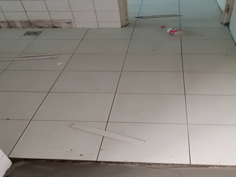 衛(wèi)生間防水貼磚：在地面用水泥砂漿找平一次，等它干透后再做防水。一般的防水施工要做2到3遍，而且防水的順序也是有講究的，比如，要先做完墻面防水再貼墻磚，其次才可以做地面防水，再貼地磚。因?yàn)榈孛娼?jīng)常會(huì)踩來踩去，地面防水如果先做了會(huì)很容易踩壞。一般情況下，在2到3遍的防水層全部做好后，會(huì)有5到7天的固化期，所以自然的，貼瓷磚肯定是要等到這之后才能做。