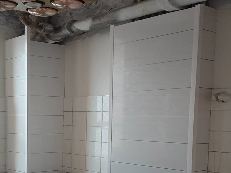 衛(wèi)生間防水貼磚：在地面用水泥砂漿找平一次，等它干透后再做防水。一般的防水施工要做2到3遍，而且防水的順序也是有講究的，比如，要先做完墻面防水再貼墻磚，其次才可以做地面防水，再貼地磚。因?yàn)榈孛娼?jīng)常會(huì)踩來踩去，地面防水如果先做了會(huì)很容易踩壞。一般情況下，在2到3遍的防水層全部做好后，會(huì)有5到7天的固化期，所以自然的，貼瓷磚肯定是要等到這之后才能做。