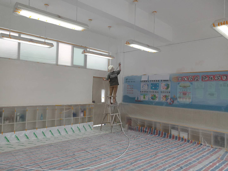 幼兒園翻新裝修:基層處理：將墻面起皮及松動處清除干凈，并用水泥砂漿補抹。有裂縫的地方一般用牛皮紙帶和白乳膠貼住裂縫。一般輕體墻和保溫墻等非承重墻需要貼布，盡量選擇質(zhì)地好一點的墻布和白乳膠或網(wǎng)格布，網(wǎng)格布相對防裂效果會更好一點。 刷界面劑：界面劑能夠增強對基層的粘結(jié)力，避免了抹灰層空鼓、起殼的現(xiàn)象，從而代替人工鑿毛處理，省時省力。在刷界面劑時，一定都要刷到刷勻。 墻面找平：凹凸不平的墻面需要找平，對于墻面不平的地方要用粉刷石膏找平，使得墻面的誤差不超過3毫米。陰陽角如果不直的話，也需要用粉刷石膏，并且用靠尺靠直。 打磨：打磨是漆工步驟中很關(guān)鍵的一步，打磨好了，最后上漆的效果才能好。盡量用較細的砂紙，如果砂紙?zhí)值脑挄粝潞苌畹纳昂邸?刷面漆：不要加過量的水，會影響漆膜厚度、手感和漆膜的硬度。盡量選擇好一點的工具。涂刷主要注意墻角、每滾中間接茬部分和收漆方向。面漆一般刷兩遍即可。