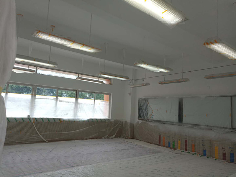 幼兒園翻新裝修:基層處理：將墻面起皮及松動處清除干凈，并用水泥砂漿補抹。有裂縫的地方一般用牛皮紙帶和白乳膠貼住裂縫。一般輕體墻和保溫墻等非承重墻需要貼布，盡量選擇質(zhì)地好一點的墻布和白乳膠或網(wǎng)格布，網(wǎng)格布相對防裂效果會更好一點。 刷界面劑：界面劑能夠增強對基層的粘結(jié)力，避免了抹灰層空鼓、起殼的現(xiàn)象，從而代替人工鑿毛處理，省時省力。在刷界面劑時，一定都要刷到刷勻。 墻面找平：凹凸不平的墻面需要找平，對于墻面不平的地方要用粉刷石膏找平，使得墻面的誤差不超過3毫米。陰陽角如果不直的話，也需要用粉刷石膏，并且用靠尺靠直。 打磨：打磨是漆工步驟中很關(guān)鍵的一步，打磨好了，最后上漆的效果才能好。盡量用較細的砂紙，如果砂紙?zhí)值脑挄粝潞苌畹纳昂邸?刷面漆：不要加過量的水，會影響漆膜厚度、手感和漆膜的硬度。盡量選擇好一點的工具。涂刷主要注意墻角、每滾中間接茬部分和收漆方向。面漆一般刷兩遍即可。