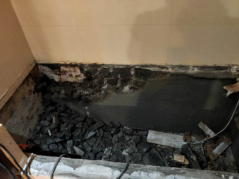 磚砌浴缸拆除防水：一般衛(wèi)浴間滲漏水都是建筑的細部構造出了問題。地漏、墻角、管根這3個地方由于接口較多，易出現(xiàn)縫隙，因此這3個地方一般比較容易出現(xiàn)滲漏水。此外，若浴缸或是淋浴房下水口與下水管接口不嚴密，容易發(fā)生縫隙，出現(xiàn)滲漏水。衛(wèi)浴間的防水工作要做好，不然出現(xiàn)漏水問題是挺麻煩的事。 由于涂料能嚴密地包住管道與地面，滲入縫隙，干燥后不會收縮，因此比防水水泥等剛性材料更適合用于衛(wèi)浴間這種管道、縫隙較多的小面積房屋。