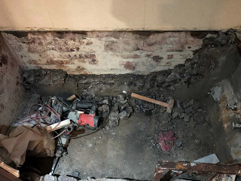磚砌浴缸拆除防水：一般衛(wèi)浴間滲漏水都是建筑的細部構造出了問題。地漏、墻角、管根這3個地方由于接口較多，易出現(xiàn)縫隙，因此這3個地方一般比較容易出現(xiàn)滲漏水。此外，若浴缸或是淋浴房下水口與下水管接口不嚴密，容易發(fā)生縫隙，出現(xiàn)滲漏水。衛(wèi)浴間的防水工作要做好，不然出現(xiàn)漏水問題是挺麻煩的事。 由于涂料能嚴密地包住管道與地面，滲入縫隙，干燥后不會收縮，因此比防水水泥等剛性材料更適合用于衛(wèi)浴間這種管道、縫隙較多的小面積房屋。