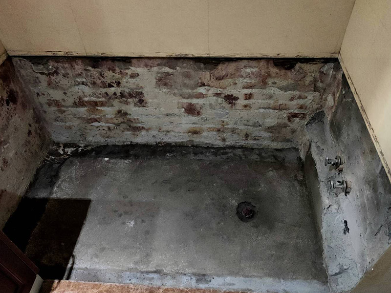 磚砌浴缸拆除防水：一般衛(wèi)浴間滲漏水都是建筑的細部構造出了問題。地漏、墻角、管根這3個地方由于接口較多，易出現(xiàn)縫隙，因此這3個地方一般比較容易出現(xiàn)滲漏水。此外，若浴缸或是淋浴房下水口與下水管接口不嚴密，容易發(fā)生縫隙，出現(xiàn)滲漏水。衛(wèi)浴間的防水工作要做好，不然出現(xiàn)漏水問題是挺麻煩的事。 由于涂料能嚴密地包住管道與地面，滲入縫隙，干燥后不會收縮，因此比防水水泥等剛性材料更適合用于衛(wèi)浴間這種管道、縫隙較多的小面積房屋。
