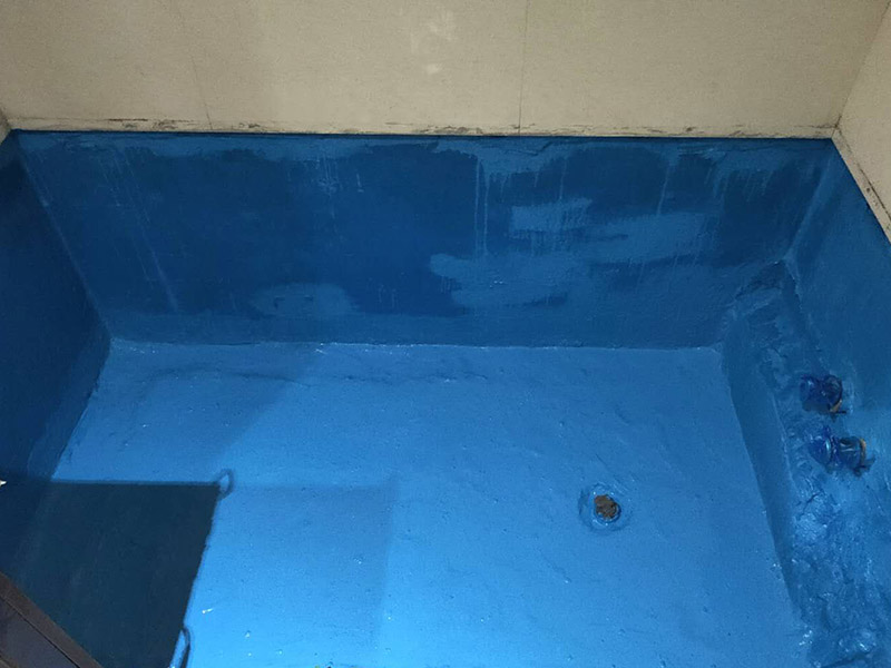 磚砌浴缸拆除防水：一般衛(wèi)浴間滲漏水都是建筑的細部構造出了問題。地漏、墻角、管根這3個地方由于接口較多，易出現(xiàn)縫隙，因此這3個地方一般比較容易出現(xiàn)滲漏水。此外，若浴缸或是淋浴房下水口與下水管接口不嚴密，容易發(fā)生縫隙，出現(xiàn)滲漏水。衛(wèi)浴間的防水工作要做好，不然出現(xiàn)漏水問題是挺麻煩的事。 由于涂料能嚴密地包住管道與地面，滲入縫隙，干燥后不會收縮，因此比防水水泥等剛性材料更適合用于衛(wèi)浴間這種管道、縫隙較多的小面積房屋。