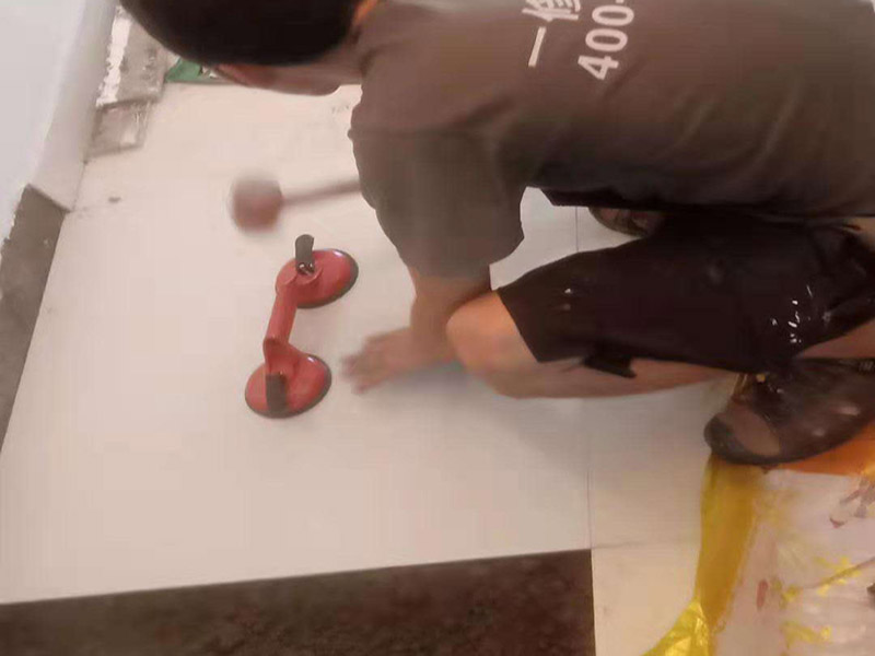 客廳瓷磚鋪貼:干鋪法和濕鋪法。主流的是干鋪法，因?yàn)楦射伔苡行П苊獯纱u在鋪磚過程中造成氣泡、空鼓等現(xiàn)象（空鼓可能會(huì)導(dǎo)致瓷磚破裂），但是干鋪法技術(shù)含量較高，比較費(fèi)工 1、混凝土墻面處理：用火堿水或其他洗滌劑將施工面清洗干凈，用1 ：1水泥砂漿甩成小拉毛，兩天后抹成1：3水泥砂漿底層。 2、磚墻面處理：將施工面清理干凈，然后用清水打濕墻面，抹1：3水泥砂漿底層。 3、舊建筑面處理：清理原施工面污垢，并將此面用手鑿處理成毛墻面。 4、瓷磚鋪貼前應(yīng)充分浸水，以保證鋪貼牢固。