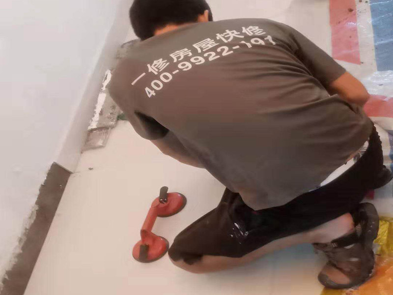 客廳瓷磚鋪貼:干鋪法和濕鋪法。主流的是干鋪法，因?yàn)楦射伔苡行П苊獯纱u在鋪磚過程中造成氣泡、空鼓等現(xiàn)象（空鼓可能會(huì)導(dǎo)致瓷磚破裂），但是干鋪法技術(shù)含量較高，比較費(fèi)工 1、混凝土墻面處理：用火堿水或其他洗滌劑將施工面清洗干凈，用1 ：1水泥砂漿甩成小拉毛，兩天后抹成1：3水泥砂漿底層。 2、磚墻面處理：將施工面清理干凈，然后用清水打濕墻面，抹1：3水泥砂漿底層。 3、舊建筑面處理：清理原施工面污垢，并將此面用手鑿處理成毛墻面。 4、瓷磚鋪貼前應(yīng)充分浸水，以保證鋪貼牢固。