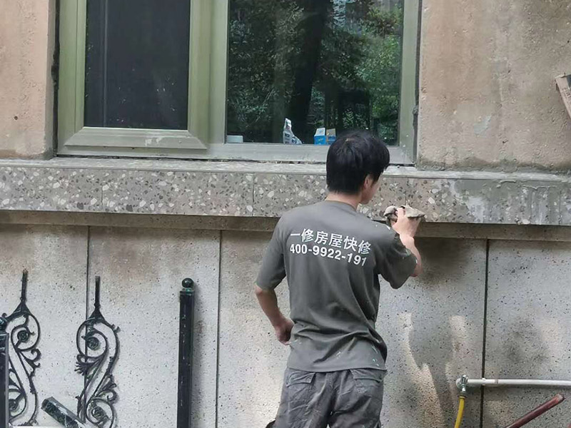 欄桿刷漆翻新：首先不能直接對(duì)生銹的欄桿刷漆，這樣達(dá)不到維護(hù)的效果，因?yàn)榛鶎硬环€(wěn)定，新刷的漆后期更容易開裂生銹的，而且這樣刷出來(lái)的欄桿表面凹凸不平不光滑，影響美觀，使用的時(shí)間也不長(zhǎng)久。不論是在刷底漆還是面漆時(shí)都要保證欄桿銜接處涂刷到位，避免出現(xiàn)不均勻現(xiàn)象。 其次在陽(yáng)臺(tái)地面做好鋪墊，只是針對(duì)欄桿局部刷漆，要防止油漆滴到地上。用鐵刷子和砂紙打磨掉殘留的漆和銹片，打磨后清理干凈再刷一層水性防銹漆起到隔離的效果。 再者刷完防銹漆底漆等干燥后再來(lái)刷面漆，面漆的顏色最好根據(jù)原欄桿的顏色來(lái)選擇。