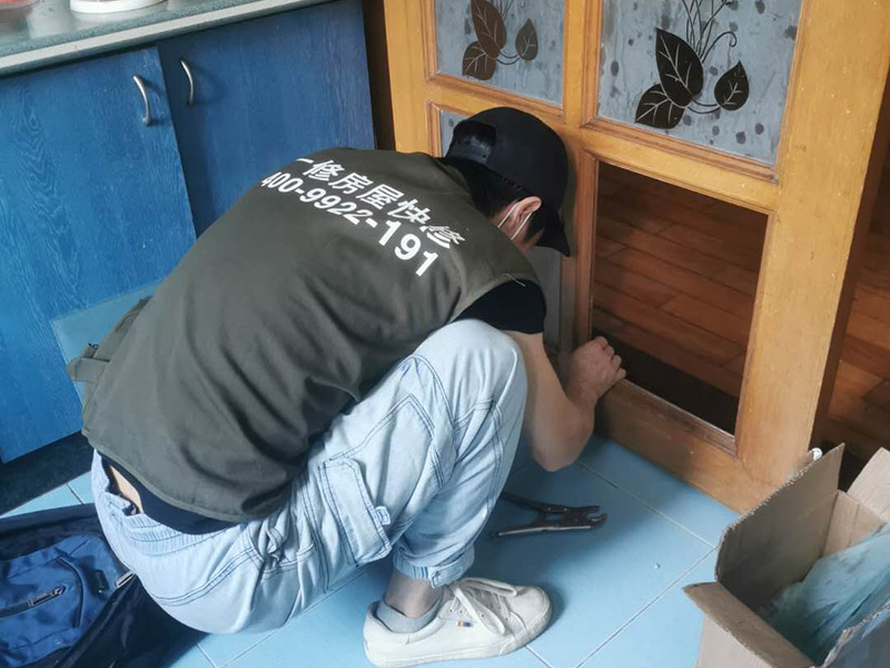門(mén)窗玻璃更換：首先需要將炸裂的玻璃渣全都清理掉，那些卡在窗戶(hù)里的玻璃渣也要全都清干凈才行。而且需要將窗戶(hù)的尺寸全部量清楚，然后再去家具店量相應(yīng)的尺寸大小。 如果安裝玻璃的時(shí)候，發(fā)現(xiàn)尺寸錯(cuò)了。還可以再去家具店重新量尺寸，千萬(wàn)不能直接裝錯(cuò)誤的尺寸。在安裝橡皮膠的之后，裝嵌玻璃，不能將它卡得太緊，在窗戶(hù)框架中應(yīng)該使用彈性比較好的橡皮膠。 如果已經(jīng)將玻璃全都安裝到框子里面之后，接下來(lái)需要仔細(xì)檢查自己安裝的是否牢固。而且需要安裝雙層的玻璃，因?yàn)楝F(xiàn)在的天氣里，單層的玻璃太容易炸裂了。