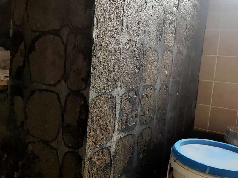 墻面瓷磚鋪貼：（1）基層處理：將塵土、雜物徹底清掃干凈，不得有空鼓、開(kāi)裂及起砂等缺陷。 （2）彈線：施工前在墻體四周彈出標(biāo)高控制線，在地面彈出十字線，以控制地磚分隔尺寸。 （3）鋪貼：鋪設(shè)選用1：3干硬性水泥砂漿，砂漿厚度25mm左右。鋪貼前將地磚背面濕潤(rùn)，需正面干燥為宜。把地磚按照要求放在水泥砂漿上，用橡皮錘輕敲地磚飾面直至密實(shí)平整達(dá)到要求。 （4）勾縫：地磚鋪完后24h進(jìn)行清理勾縫，勾縫前應(yīng)先將地磚縫隙內(nèi)雜質(zhì)擦凈，用專用填縫劑勾縫。 （5）清理：施工過(guò)程中隨干隨清，完工后(一般宜在24h之后)再用棉紗等物對(duì)地磚表面進(jìn)行清理。