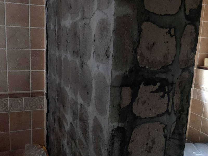墻面瓷磚鋪貼：（1）基層處理：將塵土、雜物徹底清掃干凈，不得有空鼓、開(kāi)裂及起砂等缺陷。 （2）彈線：施工前在墻體四周彈出標(biāo)高控制線，在地面彈出十字線，以控制地磚分隔尺寸。 （3）鋪貼：鋪設(shè)選用1：3干硬性水泥砂漿，砂漿厚度25mm左右。鋪貼前將地磚背面濕潤(rùn)，需正面干燥為宜。把地磚按照要求放在水泥砂漿上，用橡皮錘輕敲地磚飾面直至密實(shí)平整達(dá)到要求。 （4）勾縫：地磚鋪完后24h進(jìn)行清理勾縫，勾縫前應(yīng)先將地磚縫隙內(nèi)雜質(zhì)擦凈，用專用填縫劑勾縫。 （5）清理：施工過(guò)程中隨干隨清，完工后(一般宜在24h之后)再用棉紗等物對(duì)地磚表面進(jìn)行清理。