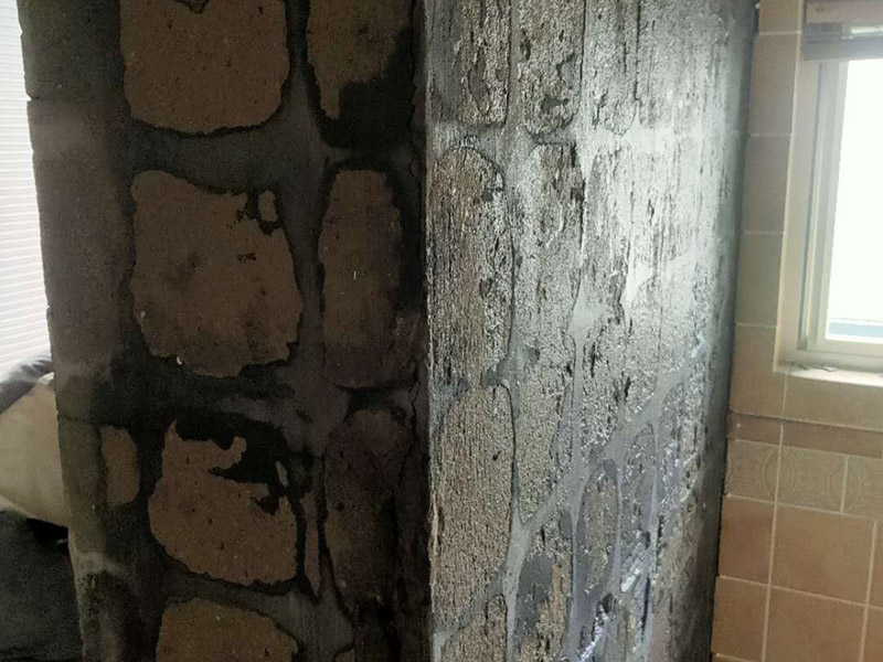 墻面瓷磚鋪貼：（1）基層處理：將塵土、雜物徹底清掃干凈，不得有空鼓、開(kāi)裂及起砂等缺陷。 （2）彈線：施工前在墻體四周彈出標(biāo)高控制線，在地面彈出十字線，以控制地磚分隔尺寸。 （3）鋪貼：鋪設(shè)選用1：3干硬性水泥砂漿，砂漿厚度25mm左右。鋪貼前將地磚背面濕潤(rùn)，需正面干燥為宜。把地磚按照要求放在水泥砂漿上，用橡皮錘輕敲地磚飾面直至密實(shí)平整達(dá)到要求。 （4）勾縫：地磚鋪完后24h進(jìn)行清理勾縫，勾縫前應(yīng)先將地磚縫隙內(nèi)雜質(zhì)擦凈，用專用填縫劑勾縫。 （5）清理：施工過(guò)程中隨干隨清，完工后(一般宜在24h之后)再用棉紗等物對(duì)地磚表面進(jìn)行清理。