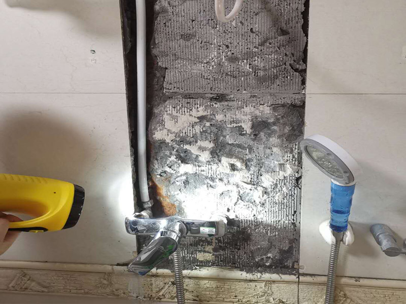 熱水器水管漏水維修：水管漏水修補要先找到漏水點，然后針對性修補，水管裂縫小可以直接將在漏水處涂抹上玻璃膠，但是要先關閉水閘、保持滲漏處干燥才能施工，玻璃膠干了之后才可以打開水閘，若是破損大，可將其切掉，用一節(jié)新水管和兩個接頭來修補，并在接頭處涂抹膠水密封。