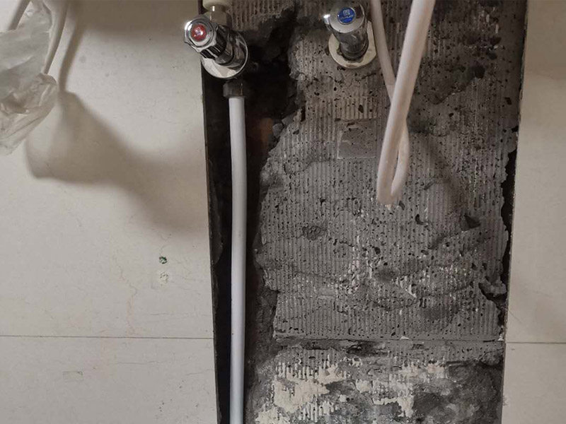 熱水器水管漏水維修：水管漏水修補要先找到漏水點，然后針對性修補，水管裂縫小可以直接將在漏水處涂抹上玻璃膠，但是要先關閉水閘、保持滲漏處干燥才能施工，玻璃膠干了之后才可以打開水閘，若是破損大，可將其切掉，用一節(jié)新水管和兩個接頭來修補，并在接頭處涂抹膠水密封。