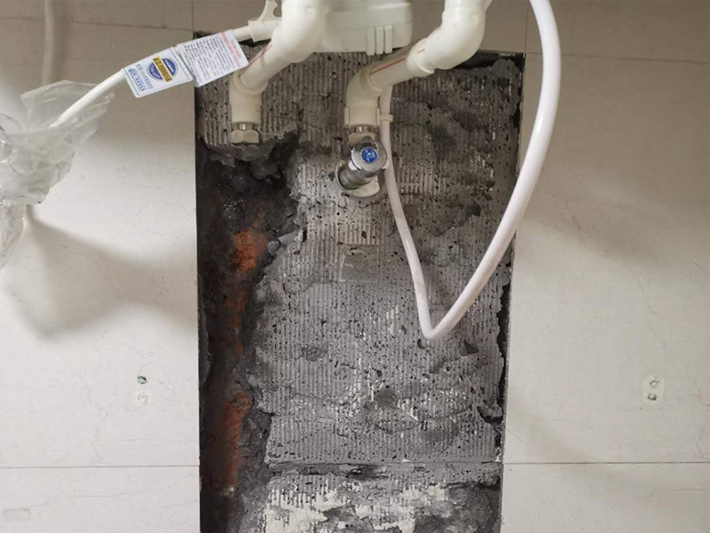 熱水器水管漏水維修：水管漏水修補要先找到漏水點，然后針對性修補，水管裂縫小可以直接將在漏水處涂抹上玻璃膠，但是要先關閉水閘、保持滲漏處干燥才能施工，玻璃膠干了之后才可以打開水閘，若是破損大，可將其切掉，用一節(jié)新水管和兩個接頭來修補，并在接頭處涂抹膠水密封。