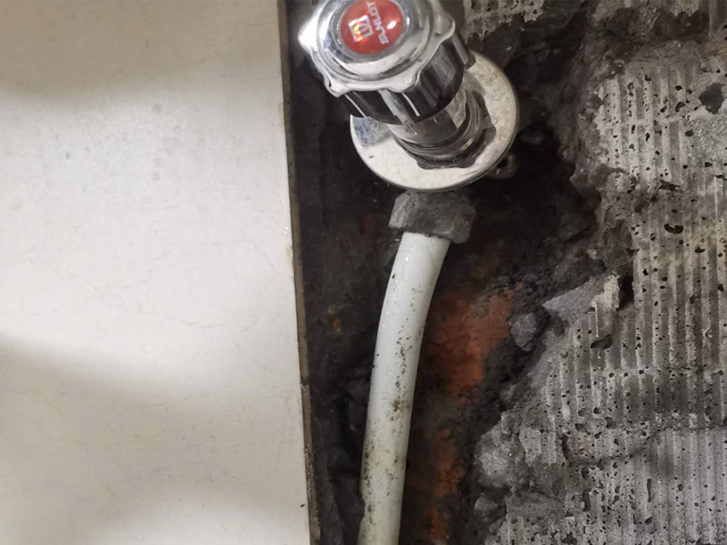 熱水器水管漏水維修：水管漏水修補要先找到漏水點，然后針對性修補，水管裂縫小可以直接將在漏水處涂抹上玻璃膠，但是要先關閉水閘、保持滲漏處干燥才能施工，玻璃膠干了之后才可以打開水閘，若是破損大，可將其切掉，用一節(jié)新水管和兩個接頭來修補，并在接頭處涂抹膠水密封。