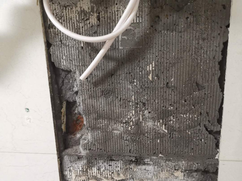 熱水器水管漏水維修：水管漏水修補要先找到漏水點，然后針對性修補，水管裂縫小可以直接將在漏水處涂抹上玻璃膠，但是要先關閉水閘、保持滲漏處干燥才能施工，玻璃膠干了之后才可以打開水閘，若是破損大，可將其切掉，用一節(jié)新水管和兩個接頭來修補，并在接頭處涂抹膠水密封。