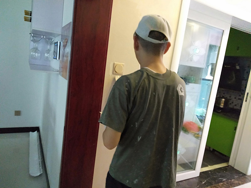 客廳背景墻翻新：電視背景墻五花八門，在選擇的時(shí)候一定要看看家里原本的裝修色調(diào)是怎樣的，一定要做好色調(diào)的搭配，這樣才不會(huì)太突兀，不能一味的追求電視背景墻單獨(dú)的美感，與整間房間色調(diào)和諧才能看著更順眼。 裝修的時(shí)候一定要找專業(yè)的人員裝修，哪怕只是周圍的一圈茶色的玻璃，如果玻璃膠打不好的話，也是很難看的，而且還有可能過(guò)一段時(shí)間脫落，所以還是一次性到位的好。