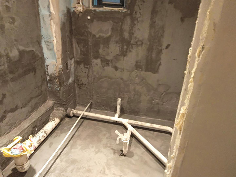 衛(wèi)生間墻地面抹灰：在進(jìn)行防水處理之前，一定先找平地du面，如果地面不平對(duì)防水的效果可能會(huì)有影響，也可能造成因防水涂料薄厚不均而導(dǎo)致的開裂滲漏。地漏，墻角，管跟等接縫處要使用高彈性的柔性防水涂刷，因?yàn)樾l(wèi)生間的墻與地面之間的接縫處會(huì)移位最容易滲水。 墻面處理上要做大約30cm高的防水涂料，以防積水滲透墻面返潮，如果衛(wèi)生間有淋浴房應(yīng)將防水做180cm，如果有浴缸，與浴缸相鄰的墻面防水高度應(yīng)比浴缸高處30cm.防水層做好后要留余一定的時(shí)間，讓防水層與建筑更好的融為一體，然后在防水層上做保護(hù)層再鋪地磚，施工過程中，可千萬(wàn)馬虎不得，要盡量的保護(hù)防水層。