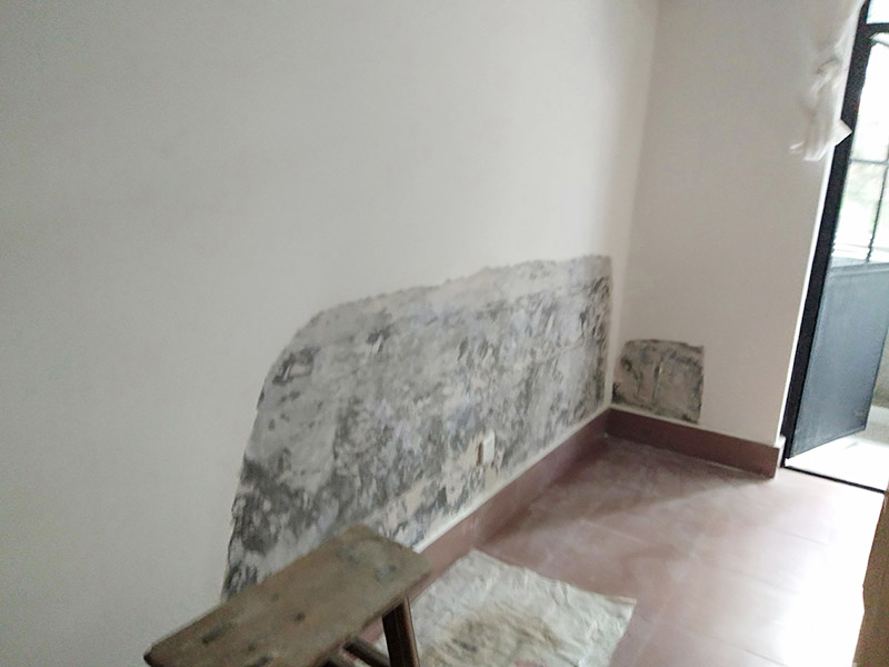 墻面局部鏟除防水：1、清理墻面：以鏟刀清除墻面已松動(dòng)的膩?zhàn)訉印Ｓ苗P刀無(wú)法清除的膩?zhàn)訉?，可以用小錘子輕輕敲擊，如果沒(méi)有空鼓的聲音，并且敲后仍不松動(dòng)的地方可以保留原有的基層。 2、清洗墻面：用清潔水或洗滌靈將表面的浮塵、油污進(jìn)行徹底清洗干凈，然后用高壓水槍進(jìn)行徹底沖洗，清除已粉化的涂層。 3、修補(bǔ)墻面： （1）基層起皮的處理方法：鋼絲刷刷掉起皮的涂料面層，刷界面劑，重新進(jìn)行涂料施工。 （2）基層裂縫的處理方法：開(kāi)V型槽，掛抗堿玻纖網(wǎng)格布，水泥砂漿抹面，批刮柔性膩?zhàn)?，進(jìn)行涂料施工。 （3）基層空鼓的處理方法：云石機(jī)切出空鼓的墻面，薄而多遍的水泥砂漿抹面，達(dá)到原有墻面的高度，刷界面劑，然后進(jìn)行涂料施工。