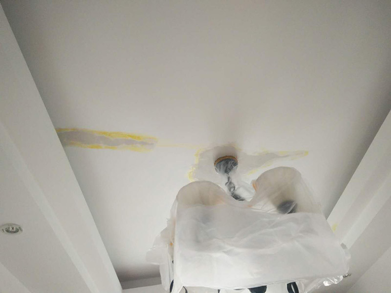 頂面空鼓維修：1、對空鼓區(qū)域進行基本的處理，然后采用隔離劑對空鼓區(qū)域進行基本的處理，清理干凈殘留物品，然后抹上一層膠膜。 2、進行維修的時候一定要保持空鼓區(qū)域的濕潤性，提前一天進行處理，然后在開始之前要進行灑水處理。 3、為了保險起見，我們需要進行封層抹灰的清理方面，第一次抹灰的時候，一定要抹實，以薄為主要，帶底灰完成之后，等一會就可以進行二次抹灰了，第二次抹灰以厚度為主要，同時要注意平整性處理，處理完之后等待七八成晾干的情況下，就可以進行最后一步工作了，進行最后的抹灰處理，一般整體厚度不超過15mm就行了。