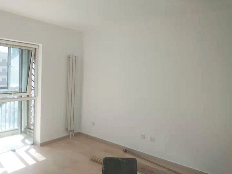 全屋刮大白裝修：刮大白就是在水泥毛糙面上 ，用建筑用的大白粉將墻面刮平刷白，具體步驟首先要基層處理把原有的大白戧掉，查看墻面上有沒有縫隙，釘子凹槽，銹點。 有縫隙的要填滿石膏，刷墻固墻鏈，之后在房屋頂棚都要滿刮石膏，然后在刮大白，刮大白比較重要，至少要全面的刮兩遍。干后在用打磨砂紙把小包和刮板印道子等磨掉，最后一步就是刷或者噴乳膠漆。