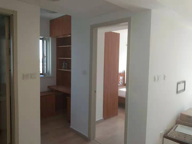 全屋刮大白裝修：刮大白就是在水泥毛糙面上 ，用建筑用的大白粉將墻面刮平刷白，具體步驟首先要基層處理把原有的大白戧掉，查看墻面上有沒有縫隙，釘子凹槽，銹點。 有縫隙的要填滿石膏，刷墻固墻鏈，之后在房屋頂棚都要滿刮石膏，然后在刮大白，刮大白比較重要，至少要全面的刮兩遍。干后在用打磨砂紙把小包和刮板印道子等磨掉，最后一步就是刷或者噴乳膠漆。