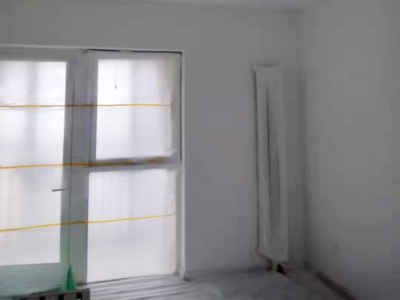 全屋刮大白裝修：刮大白就是在水泥毛糙面上 ，用建筑用的大白粉將墻面刮平刷白，具體步驟首先要基層處理把原有的大白戧掉，查看墻面上有沒有縫隙，釘子凹槽，銹點。 有縫隙的要填滿石膏，刷墻固墻鏈，之后在房屋頂棚都要滿刮石膏，然后在刮大白，刮大白比較重要，至少要全面的刮兩遍。干后在用打磨砂紙把小包和刮板印道子等磨掉，最后一步就是刷或者噴乳膠漆。