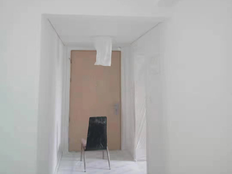 全屋刮大白裝修：刮大白就是在水泥毛糙面上 ，用建筑用的大白粉將墻面刮平刷白，具體步驟首先要基層處理把原有的大白戧掉，查看墻面上有沒有縫隙，釘子凹槽，銹點。 有縫隙的要填滿石膏，刷墻固墻鏈，之后在房屋頂棚都要滿刮石膏，然后在刮大白，刮大白比較重要，至少要全面的刮兩遍。干后在用打磨砂紙把小包和刮板印道子等磨掉，最后一步就是刷或者噴乳膠漆。