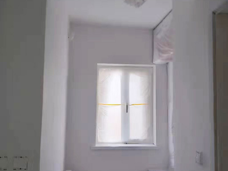全屋刮大白裝修：刮大白就是在水泥毛糙面上 ，用建筑用的大白粉將墻面刮平刷白，具體步驟首先要基層處理把原有的大白戧掉，查看墻面上有沒有縫隙，釘子凹槽，銹點。 有縫隙的要填滿石膏，刷墻固墻鏈，之后在房屋頂棚都要滿刮石膏，然后在刮大白，刮大白比較重要，至少要全面的刮兩遍。干后在用打磨砂紙把小包和刮板印道子等磨掉，最后一步就是刷或者噴乳膠漆。