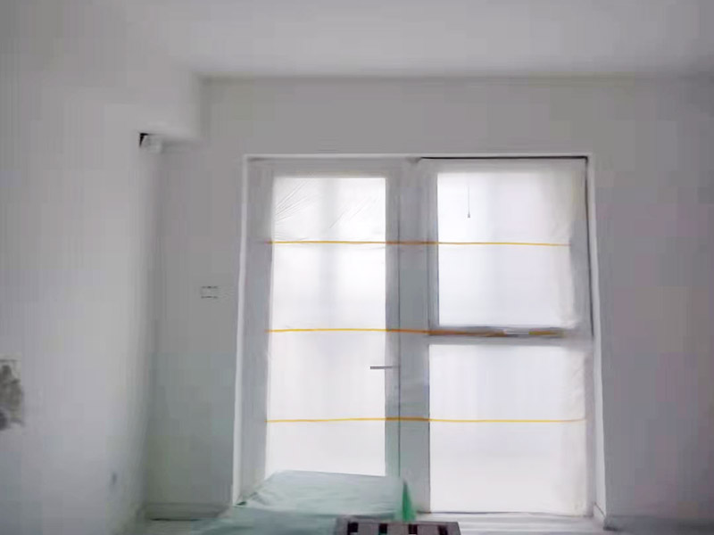 全屋刮大白裝修：刮大白就是在水泥毛糙面上 ，用建筑用的大白粉將墻面刮平刷白，具體步驟首先要基層處理把原有的大白戧掉，查看墻面上有沒有縫隙，釘子凹槽，銹點。 有縫隙的要填滿石膏，刷墻固墻鏈，之后在房屋頂棚都要滿刮石膏，然后在刮大白，刮大白比較重要，至少要全面的刮兩遍。干后在用打磨砂紙把小包和刮板印道子等磨掉，最后一步就是刷或者噴乳膠漆。