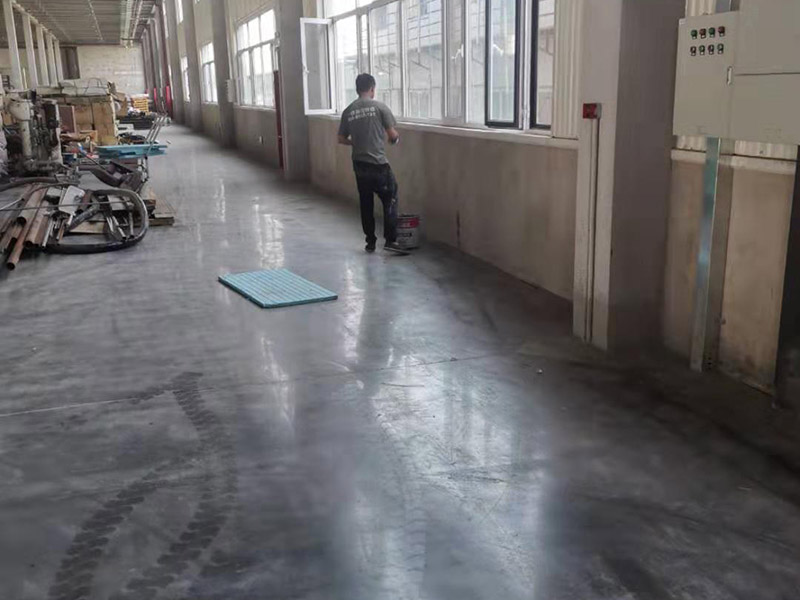 工廠墻裙翻新裝修：在對(duì)工廠墻面翻新時(shí)，必須先清潔以前的墻。如果粉末很嚴(yán)重，必須將其清理干凈。因?yàn)橹暗膲Ρ诳赡芡坑杏推岷腿槟z漆，所以最好在根除后再進(jìn)行涂漆。工廠墻面翻新時(shí)還要進(jìn)行拋光，應(yīng)清理原始?jí)Ρ谏系膱?jiān)固皮膚和浮動(dòng)水槽。如果有一小部分墻壁和裂縫，可以用膩?zhàn)犹畛洹?如果工廠墻面翻新在修復(fù)過程中不全面，并且涂漆過程已經(jīng)完成，那將非常麻煩，等到涂漆項(xiàng)目完成，再去修復(fù)，就很難達(dá)到預(yù)期的效果。而且最大的問題是色差問題，所以在修復(fù)工廠墻面時(shí)一定要小心、全面，不要給以后的項(xiàng)目增加負(fù)擔(dān)。 一般的工廠面積比較大，工廠墻面翻新時(shí)重要是在面漆方面。在上面漆之前，根據(jù)油漆的說明比例搭配，準(zhǔn)備足夠的量以確保所有墻面的顏色相同，免得油漆不足，需要重新調(diào)配，這樣很容易造成色差、不均勻。工廠墻面翻新時(shí)，還應(yīng)選擇優(yōu)質(zhì)的涂料滾筒，使油漆質(zhì)地更均勻，更美觀。