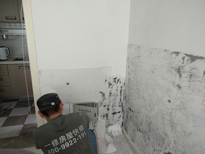 撕墻紙基層翻新：肯定想不到吹風(fēng)機(jī)，它除了可以吹干頭發(fā)以外，還可以通過它散發(fā)出的熱量將墻紙去除，這是因?yàn)榱Ⅲw墻貼背面的膠會(huì)因?yàn)榧訜徇^度而在撕的時(shí)候更容易脫膠，當(dāng)溫度大約到達(dá)40度左右，可用手嘗試撕開邊角，如沒發(fā)現(xiàn)脫膠則可以慢慢撕下，針對比較大的款式可以根據(jù)以上辦法逐步去除。 2、如果你家的是PVC材質(zhì)的，也是可以用吹風(fēng)機(jī)來去除的。如果有一小部分膠水殘留的話，是可以擦洗干凈的。或者用濕毛巾熱敷有膠的地方，看見膠皮軟化的時(shí)候再慢慢撕或擦就可以了。如果你是粘在玻璃上的話，也是可以直接將它撕下來的，或許在撕的過程中會(huì)有許多的膠水殘留在玻璃上，不用擔(dān)心，對于這些殘留的膠水我們可以用酒精或者清洗劑、汽油等物品進(jìn)行擦洗，也可用吹風(fēng)機(jī)進(jìn)行清除。如果你不及時(shí)清除的話，膠水留在玻璃上,時(shí)間長了，被貼與未被貼地方就可能會(huì)出現(xiàn)色差。 3、如果不借助任何工具的話，需要找到它的一個(gè)邊角，人盡量的貼近墻面，朝著自己站的方向?qū)⑺p輕的和墻面分離，這樣更容易揭下墻紙。只要你用力平穩(wěn)、力度適中，墻紙就會(huì)從慢慢從墻上脫離，如情況有異,則可能它是不可剝離的墻紙。