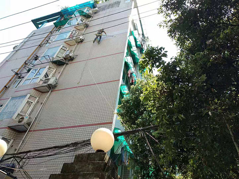 高空外墻防水施工:將局部開裂、起鼓的外墻涂料層鑿開至墻面基層,將窗框與墻體的結(jié)合處開裂的涂層揭開,并將所有鑿開和脫落的墻面用軟質(zhì)刷子清掃干凈,保證其中不存在任何塵土、水泥渣等松散顆粒及松動的涂料塊.用JS防水涂料對墻面進行整體涂刷,要求涂刷多遍達到一定的厚度,以能發(fā)揮防水材料的最佳性能為準.使墻面顏色均勻,平整美觀.