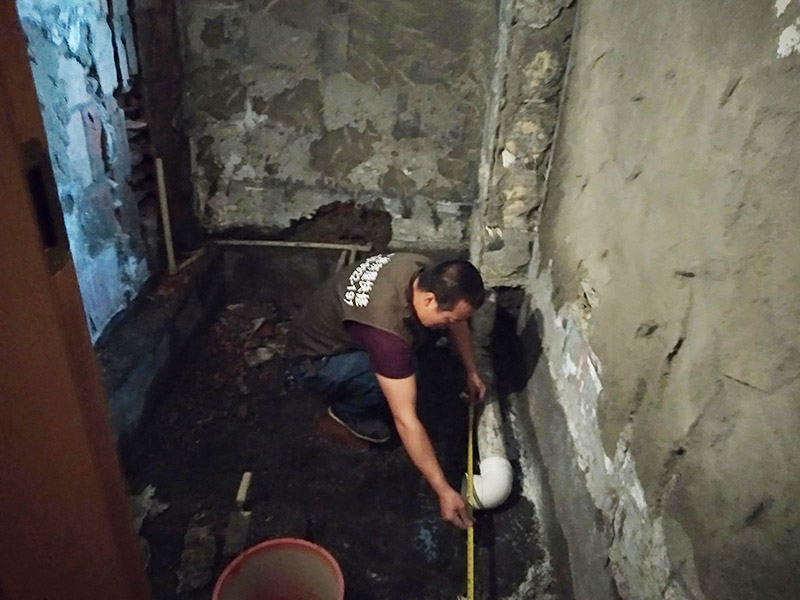 廁所水管改造：衛(wèi)生間下水管道的改造在現(xiàn)在一般的商品房中實(shí)施可能不大，因?yàn)闆]有沉箱的位置，一般都是自建房當(dāng)中進(jìn)行下水改造，可行的辦法就是通過改變沉箱的位置或者是對(duì)下水管道的位置進(jìn)行局部的抬高。 下水管道的長(zhǎng)度不應(yīng)該太多長(zhǎng)，因?yàn)闀?huì)容易引發(fā)堵塞，在日后的使用中如果出現(xiàn)問題維修起來(lái)也比較麻煩。 衛(wèi)生間的下水管道改造工程進(jìn)行的差不讀的時(shí)候可以進(jìn)行試水，看一下水流是否能夠順暢，如果沒有什么問題的話就可以在水管上鋪設(shè)上水泥和地磚來(lái)保護(hù)水管。