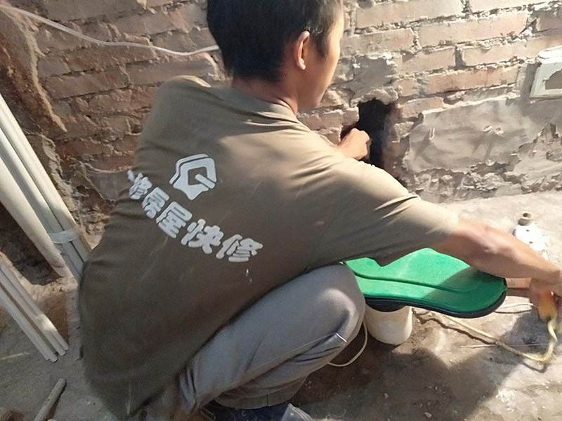 墻內(nèi)水管熱熔堵頭：首先找到漏水接口，更換漏水位置的配件管道。安裝時(shí)，先關(guān)閉總閥，再用ppr剪刀截?cái)嗦┧牟课唬儆胮pr熱湯機(jī)，再補(bǔ)上一段就可以。也可以擦干漏水部位，用堵漏王堵住接口，也可以用聚氨酯防水粉劑調(diào)水后涂刷在漏水處。