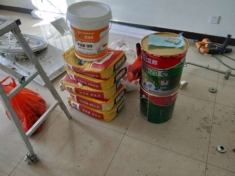 地面保護(hù)材料進(jìn)場：一、入戶門的保護(hù) 各種裝修物料的進(jìn)場以及各種建筑裝修垃圾的清理，都會(huì)經(jīng)過入戶門，這些物品在搬運(yùn)的過程中，與入戶門發(fā)生磕碰、摩擦的機(jī)率大大增加，所以，第一個(gè)需要做好成品保護(hù)的地方就是我們的入戶門。建議:在裝修開工前直到家具進(jìn)場期間，都需要對(duì)入戶門進(jìn)行保護(hù)!對(duì)于這一點(diǎn)，可以使用成品保護(hù)膜將門包裹。 二、瓷磚、地板的鋪貼保護(hù) --保護(hù)膜的貼法 瓷磚、地板的鋪裝，也屬于基礎(chǔ)裝修的部分，經(jīng)常發(fā)現(xiàn)瓷磚施工時(shí)和施工后都沒有做成品保護(hù)工作，具體的表現(xiàn)有:瓷磚邊鋪邊勾縫、在剛鋪的瓷磚、地板上堆放雜物、剛鋪的瓷磚就在上面走動(dòng)踩踏、地面瓷磚、地板沒有使用成品保護(hù)膜覆蓋等，這些都會(huì)影響瓷磚的鋪貼效果，造成瓷磚的施工質(zhì)量問題。
