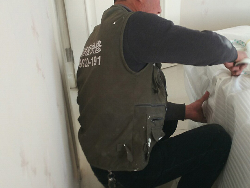 全屋家具保護(hù)案例：房屋整體裝修完成后再將家具進(jìn)行定制安裝，所以在安裝過程中可能會對已經(jīng)裝修好的工程造成些許損壞，這個時候就需要注意對家中的地面、墻面、門窗等進(jìn)行保護(hù)，以免造成不要的損壞。水管電線是在房屋裝修時就已經(jīng)改造好了，在定制家具的安裝過程中要注意盡量不要改動墻面的水管電線，因為如果改造不好就會造成家里用水用電不便，甚至可能會引起事故。