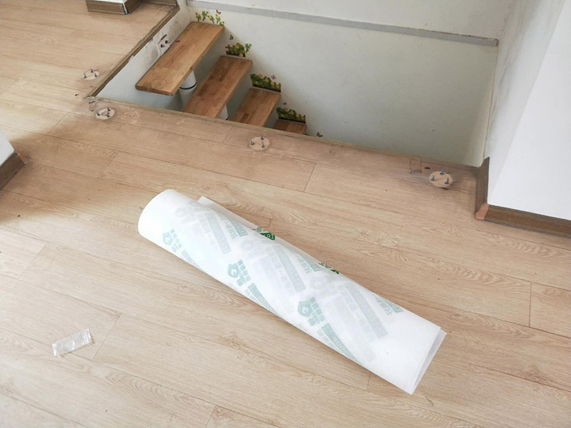 全屋家具保護(hù)案例：房屋整體裝修完成后再將家具進(jìn)行定制安裝，所以在安裝過程中可能會對已經(jīng)裝修好的工程造成些許損壞，這個時候就需要注意對家中的地面、墻面、門窗等進(jìn)行保護(hù)，以免造成不要的損壞。水管電線是在房屋裝修時就已經(jīng)改造好了，在定制家具的安裝過程中要注意盡量不要改動墻面的水管電線，因為如果改造不好就會造成家里用水用電不便，甚至可能會引起事故。