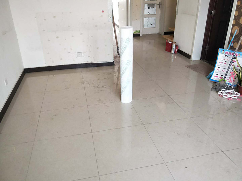 全屋家具保護(hù)案例：房屋整體裝修完成后再將家具進(jìn)行定制安裝，所以在安裝過程中可能會對已經(jīng)裝修好的工程造成些許損壞，這個時候就需要注意對家中的地面、墻面、門窗等進(jìn)行保護(hù)，以免造成不要的損壞。水管電線是在房屋裝修時就已經(jīng)改造好了，在定制家具的安裝過程中要注意盡量不要改動墻面的水管電線，因為如果改造不好就會造成家里用水用電不便，甚至可能會引起事故。