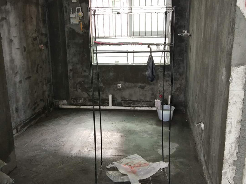 衛(wèi)生間防水找平:基面處理是衛(wèi)生間防水的基礎(chǔ)。首先要找平地面，并確保地面足夠平整、清潔。如果地面有縫隙、缺陷、不平等后期可能會(huì)造成漏水等問(wèn)題，所以前期基面防水要做到萬(wàn)無(wú)一失，才能保證后期的施工順利進(jìn)行。 鋪貼涂料 鋪貼涂料是衛(wèi)生間防水的重要條件，鋪防水涂料時(shí)要做到用力均勻，而且不能漏刷、缺刷。脫落、開(kāi)裂等現(xiàn)象也是不能出現(xiàn)的，過(guò)于干燥的季節(jié)不適宜做防水。涂刷的厚度小于1毫米時(shí)鋪貼效果最好。 鋪保護(hù)層 鋪保護(hù)層是衛(wèi)生間防水的保證，做完最重要的鋪防水涂層當(dāng)然也不能忘了涂上表面防護(hù)涂料，對(duì)內(nèi)部的材料能起到一定的保護(hù)作用。鋪保護(hù)層與鋪防水涂料一樣要做到均勻、無(wú)裂痕、不脫落。
