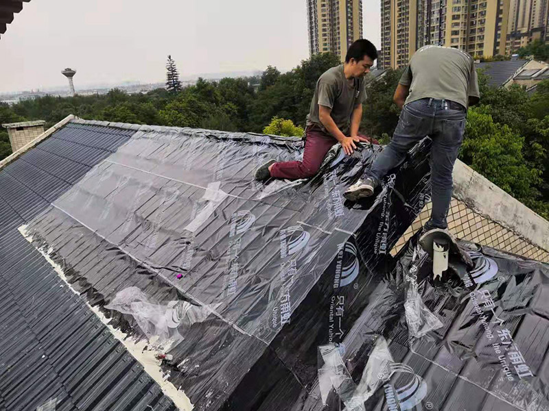 屋面防水卷材鋪貼:1.熱熔法：指采用加熱器熔化防水卷材底層的熱熔膠，實現(xiàn)卷材與基層粘結的方法稱為熱熔法。 2.冷粘法：指采用膠結材料直接實現(xiàn)防水卷材與基層粘結的方法稱為冷粘法。 3.自粘法：指采用帶有自粘膠的防水卷材，不需熱加工，也不需另涂膠結材料，而直接實現(xiàn)防水卷材與基層粘結的方法稱為自粘法。 4.熱瀝青法：指采用熱瀝青膠結材料直接實現(xiàn)防水卷材與基層粘結的方法稱為熱瀝青法。 屋面卷材按施工工藝不同可選用滿貼、條粘、點粘和空鋪等方法施工。鋪貼時應同時將卷材下面的空氣排出，卷材平整，粘結牢固，接縫處必須滿粘，接縫嚴密。