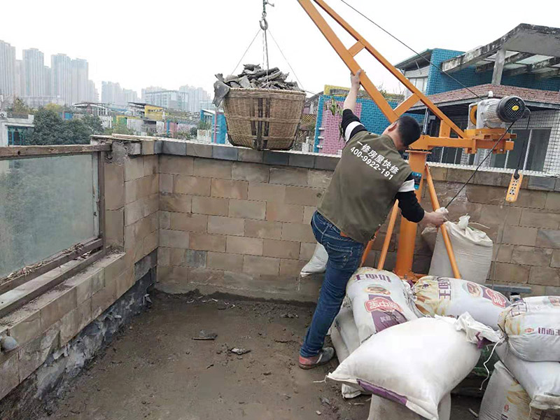 屋頂機(jī)器運建渣：建筑垃圾破碎過程通常包括建筑垃圾篩選操作，并且破碎部分的總和構(gòu)成破碎的變臉流程。在粉碎過程中，通常使用兩個或三個破碎階段。兩級破碎過程分為兩部分：開放式和封閉式。建筑垃圾處理設(shè)備產(chǎn)品的破碎粒度應(yīng)符合用戶要求，同時滿足要求，確保機(jī)器內(nèi)部的正常運行不受影響。在建筑垃圾處理生產(chǎn)過程中，根據(jù)垃圾處理的類型和破碎粒度，破碎階段是更重要的階段。在毀壞建筑垃圾處理設(shè)備的過程中，一般來說，建筑垃圾破碎機(jī)的破碎是由初級破碎引起的。在破碎過程的兩個階段中，大量的垃圾處理使用閉路過程來工作。