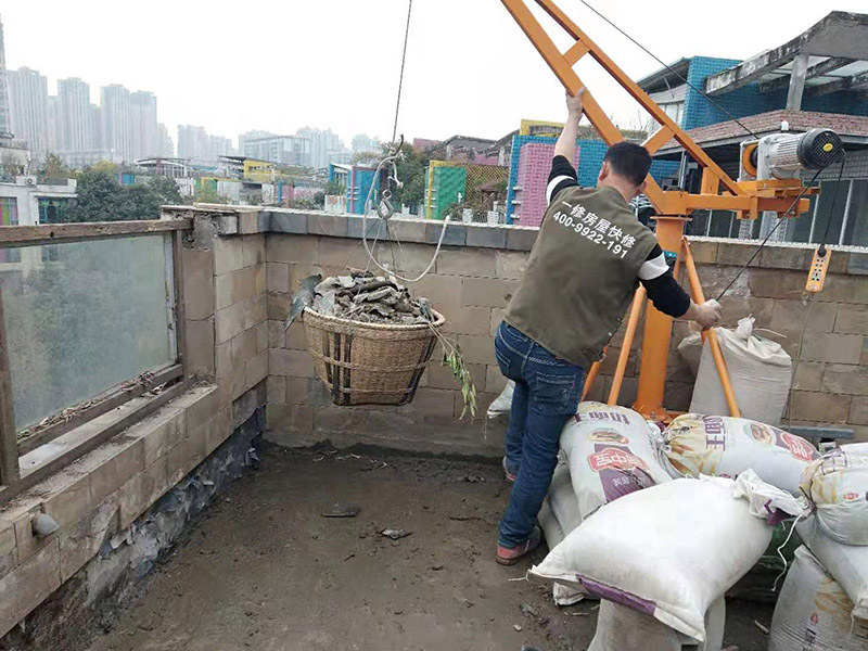 屋頂機(jī)器運建渣：建筑垃圾破碎過程通常包括建筑垃圾篩選操作，并且破碎部分的總和構(gòu)成破碎的變臉流程。在粉碎過程中，通常使用兩個或三個破碎階段。兩級破碎過程分為兩部分：開放式和封閉式。建筑垃圾處理設(shè)備產(chǎn)品的破碎粒度應(yīng)符合用戶要求，同時滿足要求，確保機(jī)器內(nèi)部的正常運行不受影響。在建筑垃圾處理生產(chǎn)過程中，根據(jù)垃圾處理的類型和破碎粒度，破碎階段是更重要的階段。在毀壞建筑垃圾處理設(shè)備的過程中，一般來說，建筑垃圾破碎機(jī)的破碎是由初級破碎引起的。在破碎過程的兩個階段中，大量的垃圾處理使用閉路過程來工作。