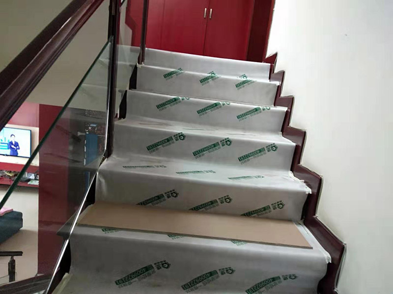 屋頂機(jī)器運建渣：建筑垃圾破碎過程通常包括建筑垃圾篩選操作，并且破碎部分的總和構(gòu)成破碎的變臉流程。在粉碎過程中，通常使用兩個或三個破碎階段。兩級破碎過程分為兩部分：開放式和封閉式。建筑垃圾處理設(shè)備產(chǎn)品的破碎粒度應(yīng)符合用戶要求，同時滿足要求，確保機(jī)器內(nèi)部的正常運行不受影響。在建筑垃圾處理生產(chǎn)過程中，根據(jù)垃圾處理的類型和破碎粒度，破碎階段是更重要的階段。在毀壞建筑垃圾處理設(shè)備的過程中，一般來說，建筑垃圾破碎機(jī)的破碎是由初級破碎引起的。在破碎過程的兩個階段中，大量的垃圾處理使用閉路過程來工作。