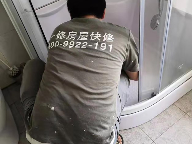 局部改造裝修:水、電路改造是舊房改造最復(fù)雜的。在所有的水路改造完成后，要做到管路合理、連接緊密、無(wú)跑冒滴漏、無(wú)違章拆移。電路的改造方面，如果舊房子使用的是鋁線，一定要拆掉，現(xiàn)代家庭電器很多，按照國(guó)家標(biāo)準(zhǔn)，裝修中必須使用2.5毫米銅線，而對(duì)于安裝空調(diào)等大功率電器的線路則應(yīng)單獨(dú)走一路4平方毫米的線路。在往墻中埋線時(shí)必須使用PVC絕緣管。