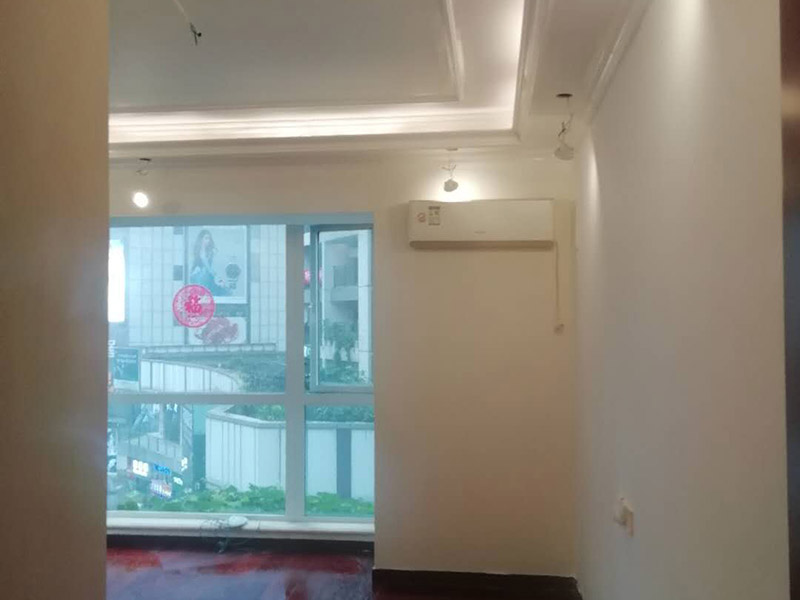 全屋裝修完成效果：老房裝修翻新不能隨便的去拆墻體，很多人覺得只有承重墻才不能隨便拆改，其實非承重墻也不可以隨便拆改，雖然是次要的承重，但是它也能起到支撐作用，所以要視情況而定，能不拆的盡量不要去拆。墻紙墻布鋪貼前，必須檢查墻面要干凈平整，墻體、墻皮表面無空鼓或松動脫落。如果有墻面8大問題，修復處理好墻體基底層。基膜等干透，時間為2小時-4小時。再一面墻陰角處開始滾刷糯米膠，滾刷好一面墻（上下粉刷均勻）后才開始貼墻布。墻紙墻布沿墻面放置，無縫接縫的必須上高度和墻面高度一致，對花拼接的墻紙墻布考慮好花樣、紋理的方向。