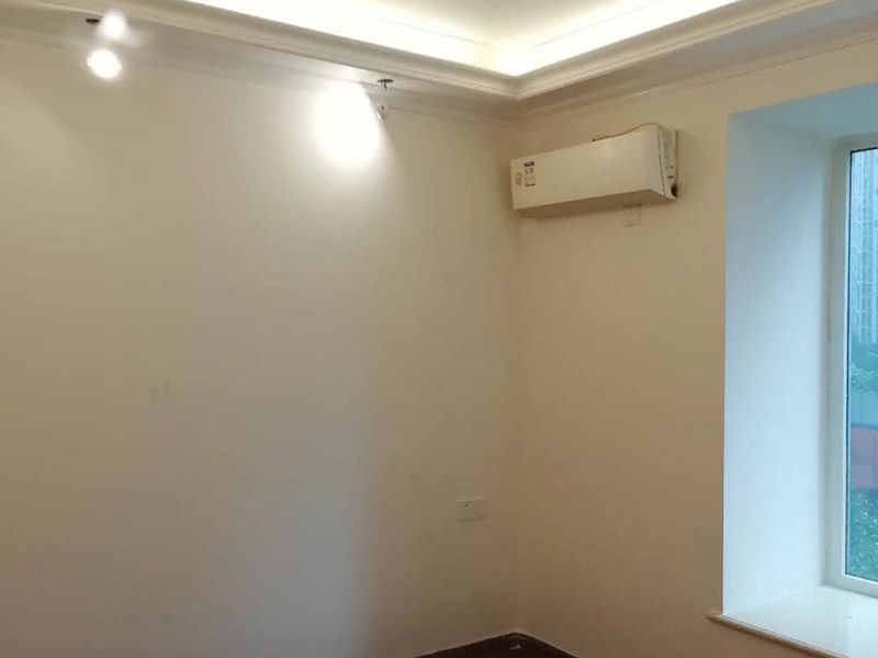 全屋裝修完成效果：老房裝修翻新不能隨便的去拆墻體，很多人覺得只有承重墻才不能隨便拆改，其實非承重墻也不可以隨便拆改，雖然是次要的承重，但是它也能起到支撐作用，所以要視情況而定，能不拆的盡量不要去拆。墻紙墻布鋪貼前，必須檢查墻面要干凈平整，墻體、墻皮表面無空鼓或松動脫落。如果有墻面8大問題，修復處理好墻體基底層。基膜等干透，時間為2小時-4小時。再一面墻陰角處開始滾刷糯米膠，滾刷好一面墻（上下粉刷均勻）后才開始貼墻布。墻紙墻布沿墻面放置，無縫接縫的必須上高度和墻面高度一致，對花拼接的墻紙墻布考慮好花樣、紋理的方向。