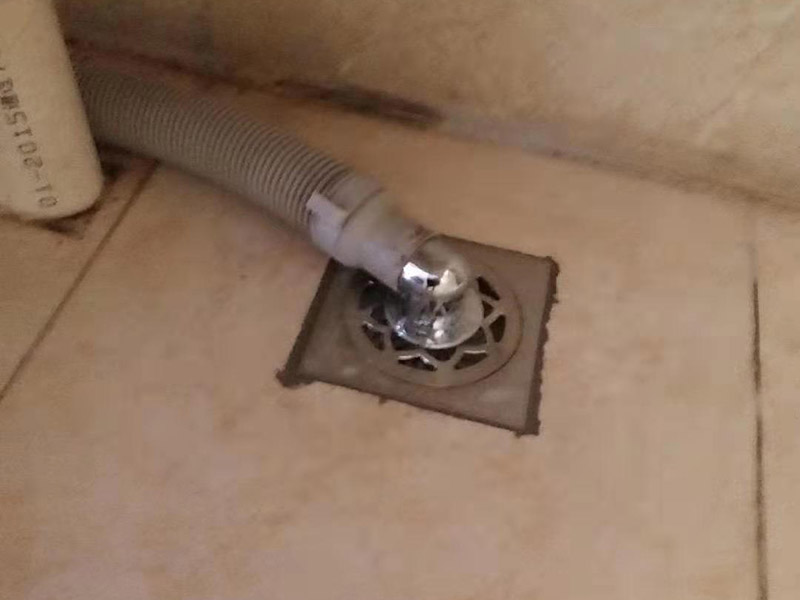 更換水龍頭地漏：塑料水龍頭維修方法最常見(jiàn)的漏水解決方法是使用鉗子逆時(shí)針旋轉(zhuǎn)取下龍頭，在螺釘固定處順時(shí)針纏繞上五到六圈止水膠帶，隨后順時(shí)針裝上塑料水龍頭即可，這個(gè)方法行不通，就試試后面的方法。若因軸心墊片部位發(fā)生磨損導(dǎo)致漏水，則可使用老虎鉗取下壓蓋，用鑷子夾出軸心墊片，更換一個(gè)新的就好了，一般的五金店都會(huì)有軸心墊片賣。若想更換三角密封墊，則可以用螺絲刀轉(zhuǎn)動(dòng)栓頭上的螺絲，取下后再取下壓蓋，三角密封墊就在壓蓋的內(nèi)側(cè)，更換就行了。若是接管的結(jié)合部位漏水現(xiàn)象嚴(yán)重，只用螺絲刀扭緊蓋型螺帽即可，如果不能解決問(wèn)題，那就只好將U型密封墊更換成新的。止水磁盤的故障不容易維修，需要完全拆解龍頭進(jìn)行清理，出現(xiàn)這種故障多是當(dāng)?shù)刈詠?lái)水不夠干凈內(nèi)存砂石的緣故。如果發(fā)現(xiàn)膠墊出現(xiàn)了毀損，一定要立即更換。